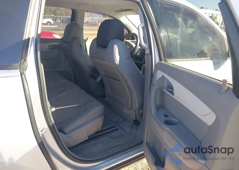 2017 Chevrolet Traverse Ls z USA, uszkodzony, nr VIN 1GNKRFKD5HJ237484